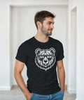 Modell i svart t-shirt med björnmotiv och texten Papa Bear