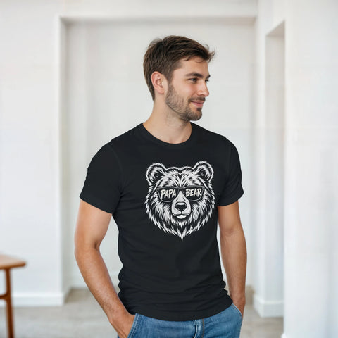Modell i svart t-shirt med björnmotiv och texten Papa Bear