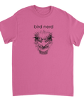 Tecknad strutsansikte med text "bird nerd" på rosa t-shirt.