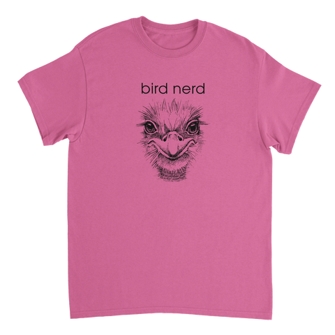 Tecknad strutsansikte med text "bird nerd" på rosa t-shirt.