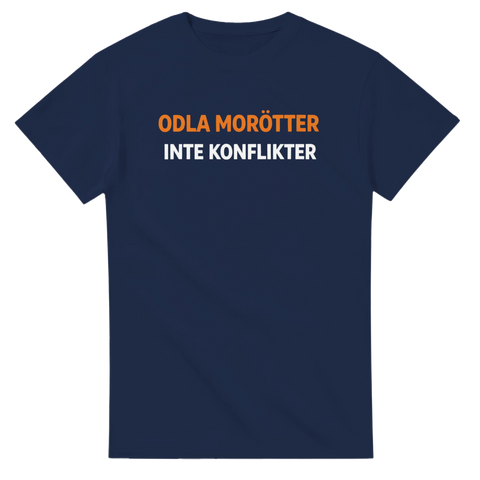 Minimalistiskt texttryck med budskapet Odla morötter inte konflikter på marinblått plagg