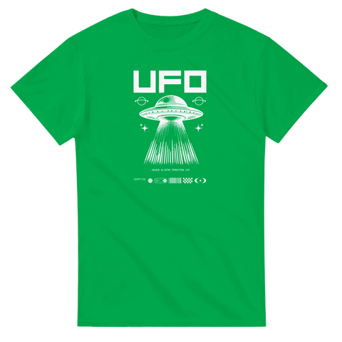 Grön t-shirt med sci-fi motiv föreställande ett UFO och dekorativa rymdsymboler