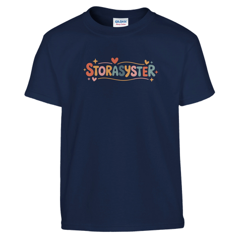 Mörkblå barn-t-shirt med lekfullt illustrerad textdesign för stolta systrar