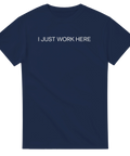 Minimalistiskt citat-tryck I Just Work Here på marinblå t-shirt