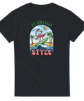Tecknad flamingo med solglasögon surfar på våg, palmer, sol, text "Flamingo Style", svart t-shirt.