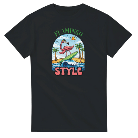 Tecknad flamingo med solglasögon surfar på våg, palmer, sol, text "Flamingo Style", svart t-shirt.