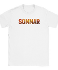 T-shirt med grafisk textdesign där ordet Sommar fyllts av solnedgångsmotiv