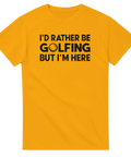 I'D RATHER BE GOLFING BUT I'M HERE" text med golfboll på gul t-shirt.