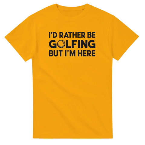 I'D RATHER BE GOLFING BUT I'M HERE" text med golfboll på gul t-shirt.