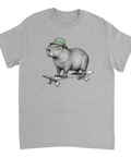 Gråmelerad t-shirt med en kapybara i grön mössa på skateboard.