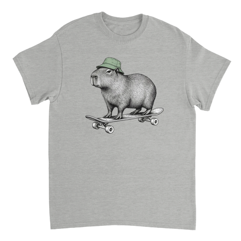 Gråmelerad t-shirt med en kapybara i grön mössa på skateboard.