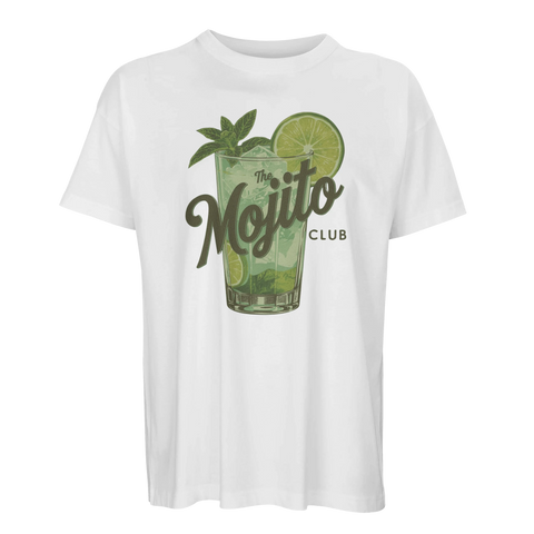 Detaljrik teckning av cocktail med is och lime på vit oversized t-shirt