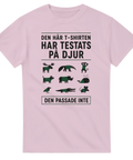 Rosa t-shirt med rolig text och illustrationer av djur i kläder