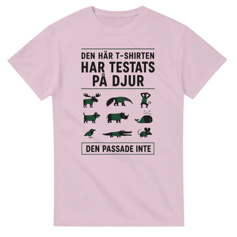Rosa t-shirt med rolig text och illustrationer av djur i kläder