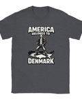 T-shirt med samhällskritisk illustration och ironiskt budskap i mörkgrått