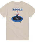 Satirisk Donald Trump-karikatyr på blå trampolin med text "TRUMPOLIN" på beige t-shirt.