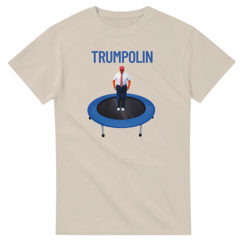 Satirisk Donald Trump-karikatyr på blå trampolin med text "TRUMPOLIN" på beige t-shirt.