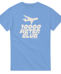 Flygplansmotiv med text "10000 Meter Club" i beige på ljusblå t-shirt.