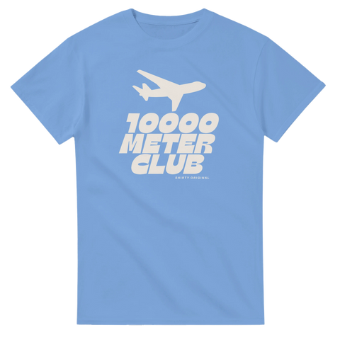 Flygplansmotiv med text "10000 Meter Club" i beige på ljusblå t-shirt.