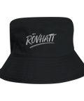 Svart bucket hat med broderad textdesign och kaxig attityd