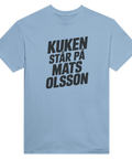 Kuken står på Mats Olsson" texttryck i svart på ljusblå t-shirt, satirisk design.