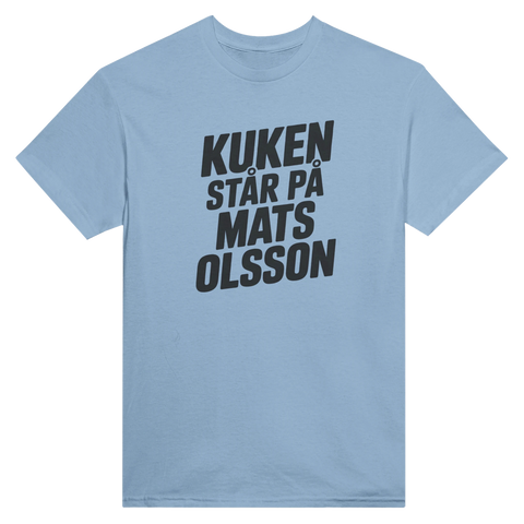 Kuken står på Mats Olsson" texttryck i svart på ljusblå t-shirt, satirisk design.