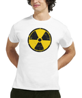 Radioaktiv varningssymbol i gul/svart, sliten stil på vit T-shirt.