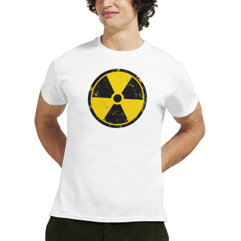 Radioaktiv varningssymbol i gul/svart, sliten stil på vit T-shirt.