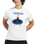 Satirisk Donald Trump-karikatyr på blå trampolin med text "TRUMPOLIN" på vit t-shirt.