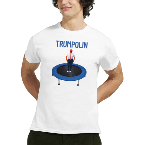 Satirisk Donald Trump-karikatyr på blå trampolin med text "TRUMPOLIN" på vit t-shirt.