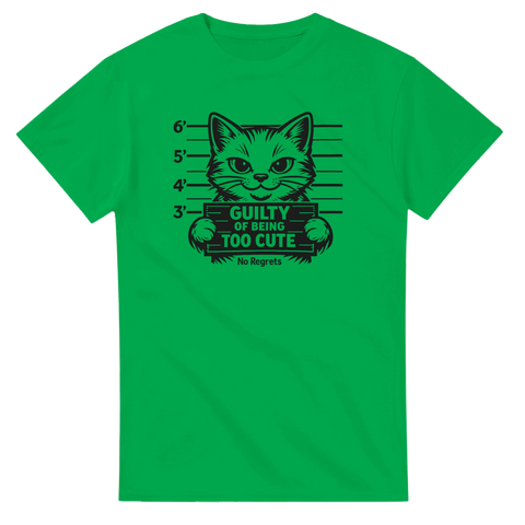 Svartvitt tryck av kriminellt söt katt på en klargrön t-shirt med attityd