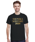 Man i svart t-shirt med guldtexten Svenska Mästare 2026 – supporterkläder