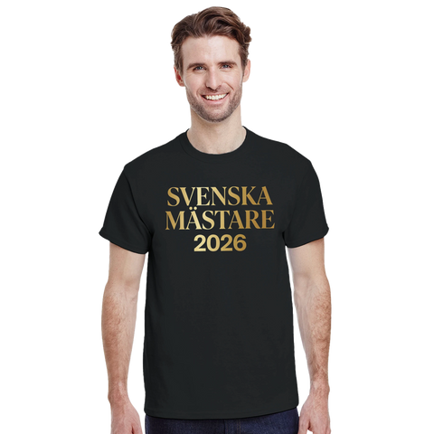 Man i svart t-shirt med guldtexten Svenska Mästare 2026 – supporterkläder