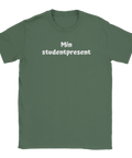 Vit text med budskapet Min studentpresent på en olivgrön t-shirt