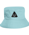 Ljusblå solhatt med lekfullt broderat motiv av en bajs-emoji