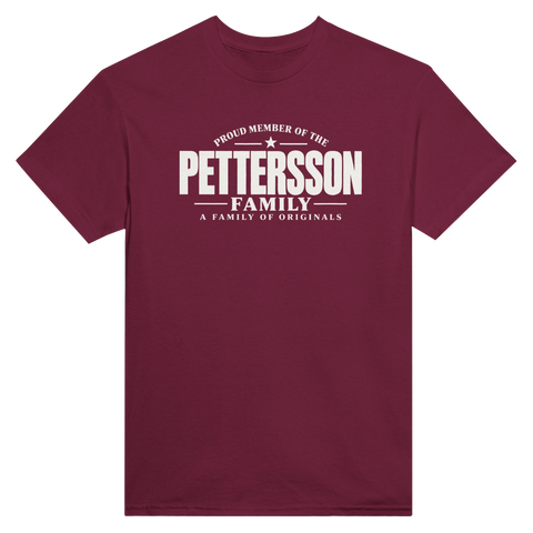 Vinröd t-shirt med texten Pettersson – A Family of Originals