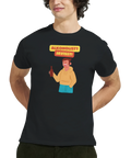 Svart t-shirt med bild på glad man som håller i en flaska och texten "ALKOHOLIST? JAVISST!" i en pratbubbla