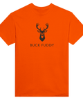 Stiliserat hjorthuvud med texten "BUCK FUDDY" i svart på orange t-shirt, minimalistisk design.