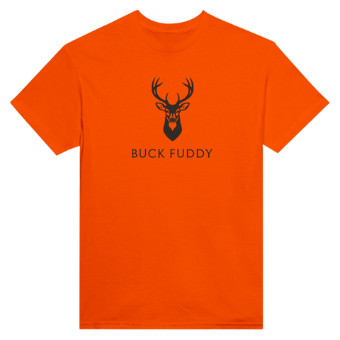 Stiliserat hjorthuvud med texten "BUCK FUDDY" i svart på orange t-shirt, minimalistisk design.