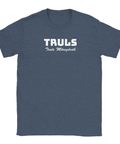 Truls" i vitt versalt typsnitt med "Truls Möregårdh" under i kursivt på mörkblå t-shirt.