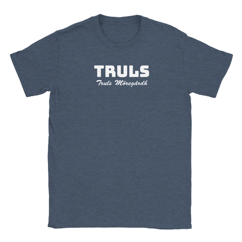 Truls" i vitt versalt typsnitt med "Truls Möregårdh" under i kursivt på mörkblå t-shirt.