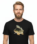 Detaljerad illustration av en abborre på svart ekologisk figursydd t-shirt för herr.