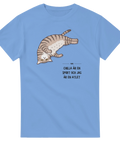 Liggande tjock katt med humoristiskt citat på en blå t-shirt