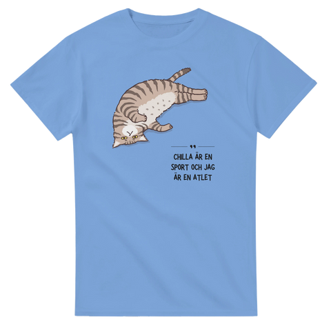 Liggande tjock katt med humoristiskt citat på en blå t-shirt