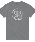 Vitt fiskespö med fisk och texten "FISH ON!" i cirkel på grå t-shirt.