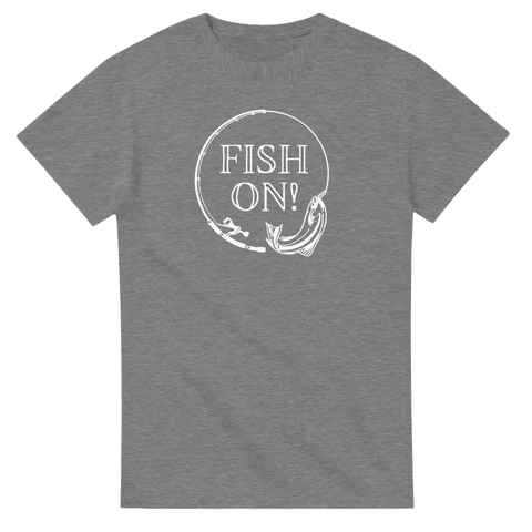 Vitt fiskespö med fisk och texten "FISH ON!" i cirkel på grå t-shirt.