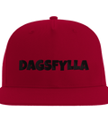 Dagsfylla" texttryck i svart på röd snapback-keps.