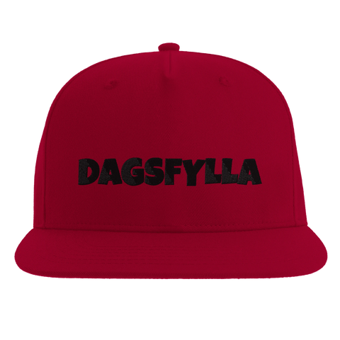 Dagsfylla" texttryck i svart på röd snapback-keps.