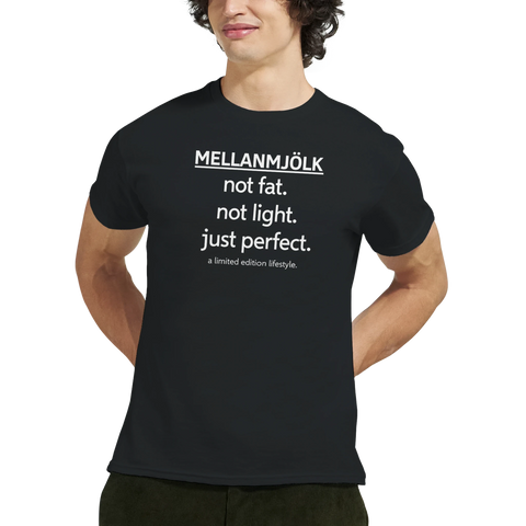 Mellanmjölk not fat not light just perfect" text på svart t-shirt.