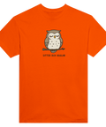 Tecknad uggla med slutna ögon på gren, text "SITTER OCH UGGLAR", på orange t-shirt.